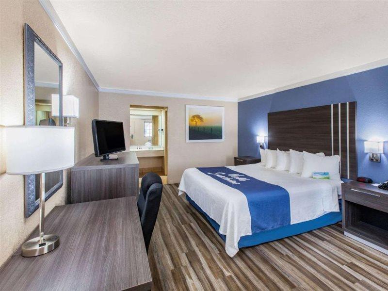 Days Inn & Suites By Wyndham Braunig Lake Elmendorf Eksteriør bilde