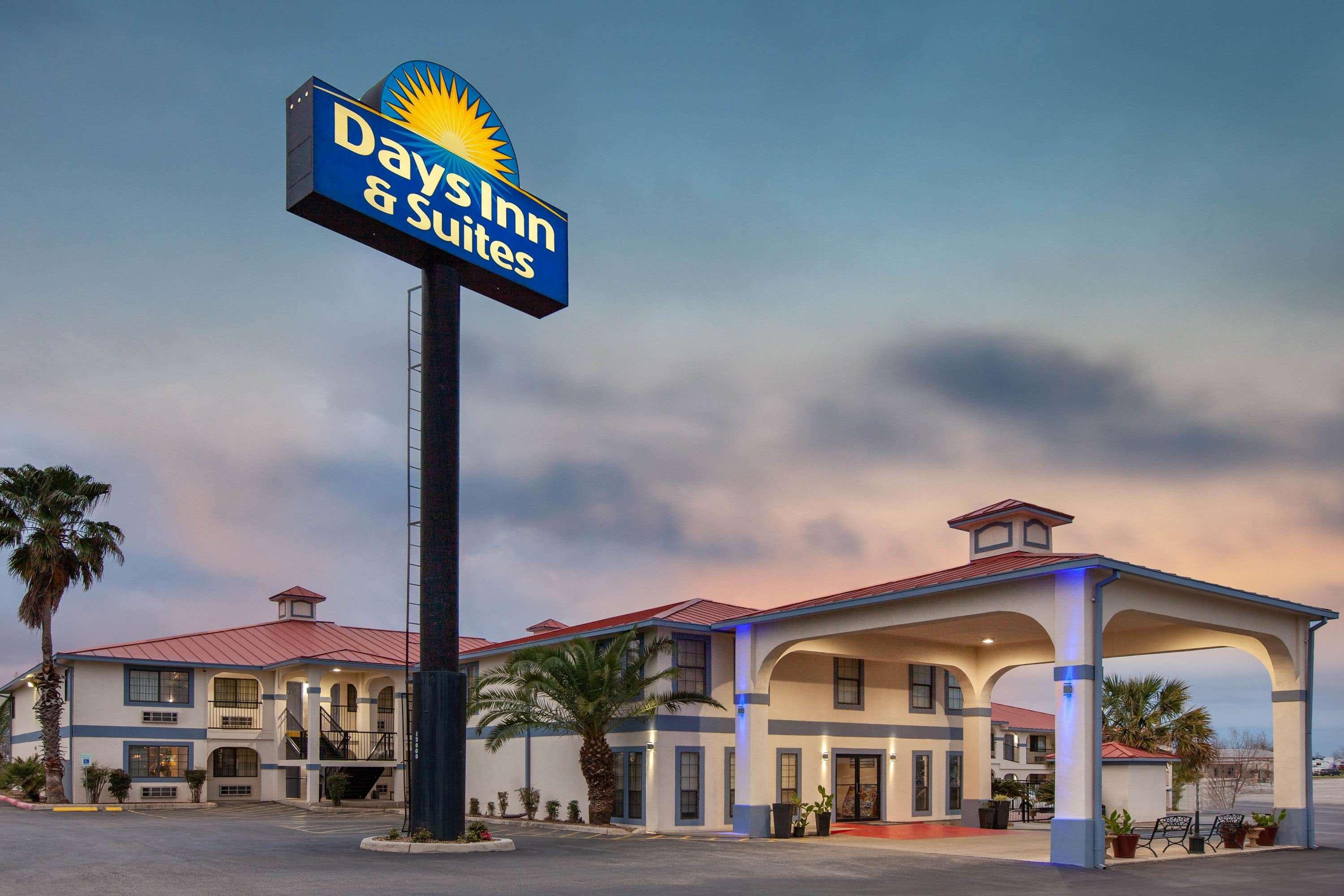 Days Inn & Suites By Wyndham Braunig Lake Elmendorf Eksteriør bilde